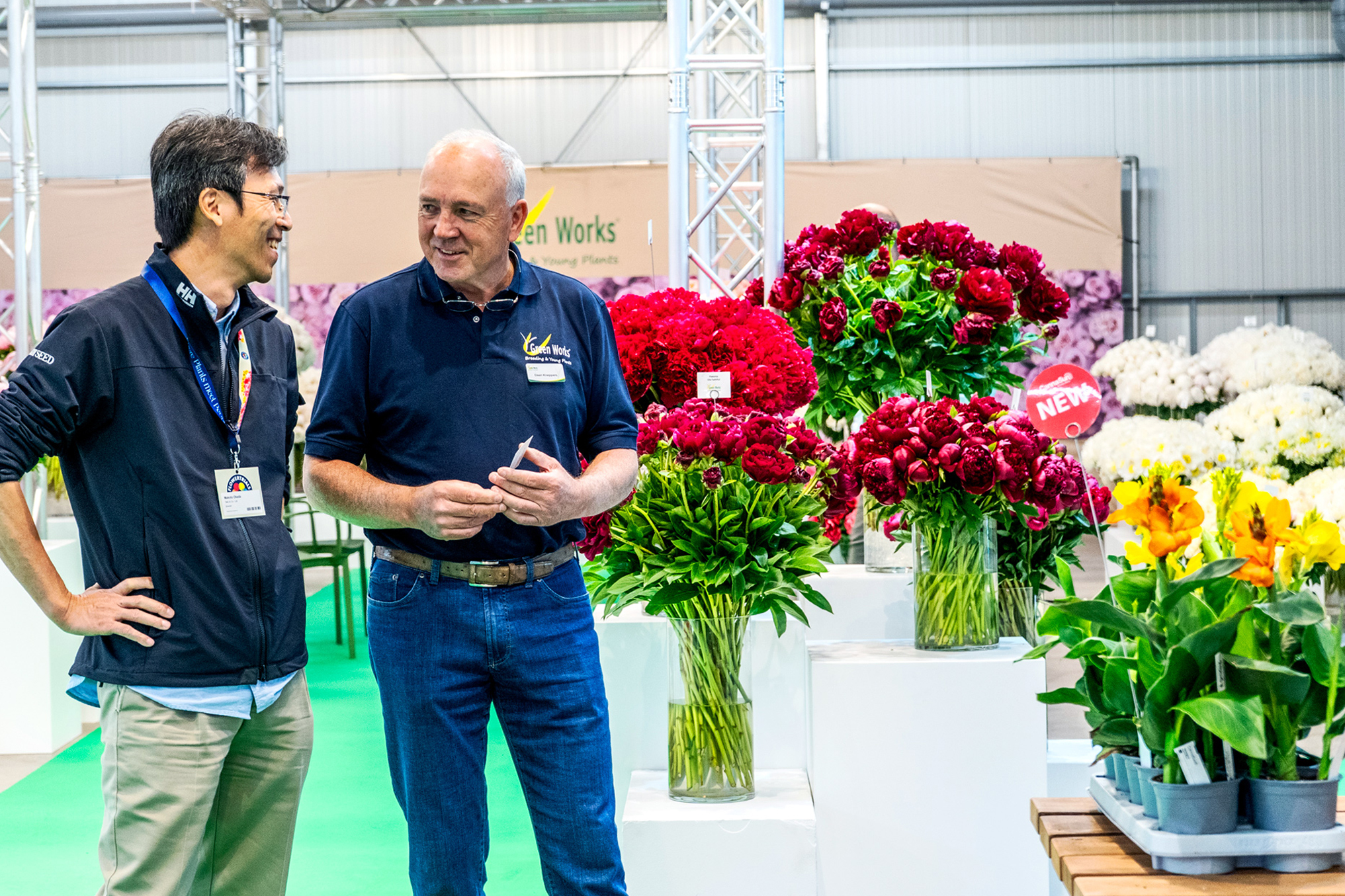 Daan Kneppers von Green Works International im Gespräch mit einem Besucher